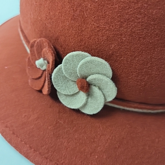 Sus-ELLE Chapelier Vintage Wool Doeskin Felt Hat with Flowers - Picture 2 of 8